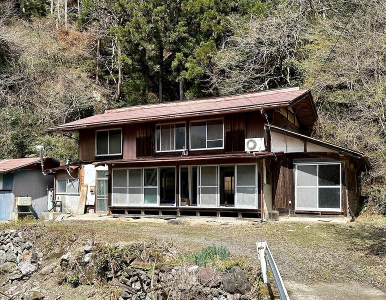 We built a steel rack taller than our crazy cheap country Japanese house with Daiso goods
